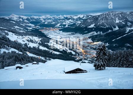 Blick über das Brixental in Winter in der Dämmerung, verschneiten Berghütten in Front, Hochbrixen, Brixen im Thale, Tirol, Österreich Stockfoto