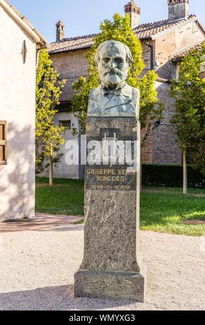 Stele mit Büste von Guiseppe Verdi, dem Geburtsort von Guiseppe Verdi, Casa Natale di Giuseppe Verdi, Roncole Verdi, Reggio Emilia, Provinz von Parma Stockfoto