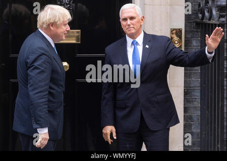 London, Großbritannien. 05 Sep, 2019. Der britische Premierminister Boris Johnson (L) begrüßt US-Vice President Mike Pence in Downing Street 10 in London, Großbritannien, an Sept. 5, 2019. Der britische Premierminister Boris Johnson sagte am Donnerstag, dass der NHS, der britische National Health Service, ist "nicht auf die Tabelle" während einer post-Brexit Handelsabkommen Gespräche mit den Vereinigten Staaten. (Foto von Xinhua/Ray Tang) Quelle: Xinhua/Alamy leben Nachrichten Stockfoto