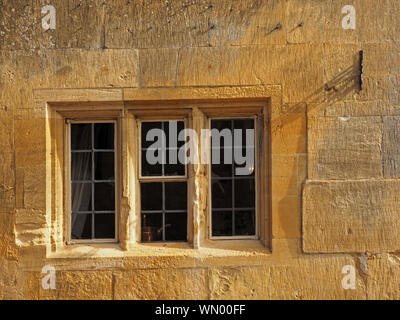 Detail der erodierten Sprossenfenster in typischen Lokalen golden honigfarbenen Cotswold Gebäude aus Stein in Chipping Campden, Gloucestershire, England, Großbritannien Stockfoto