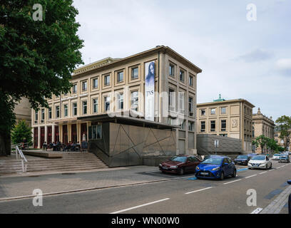 Straßburg, Frankreich, 18. Mai 2019: TNS Theatre National de Strasbourg Gebäude mit Café am Eingang und Pkw auf die benachbarte Straße geparkt Stockfoto