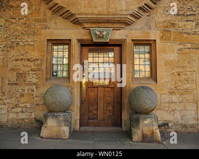 Biene Schild über Eingang Woolstaplers Hall des lokalen Golden honigfarbenen Cotswold Stone, High Street, Chipping Campden, Gloucestershire, England, Großbritannien Stockfoto