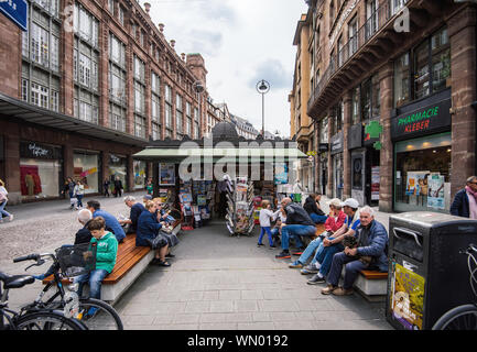 Straßburg, Frankreich, 18. Mai 2019: Menschen ruhen in der Nähe der Presse Kiosk im Zentrum von Straßburg an einem warmen Frühlingstag Stockfoto