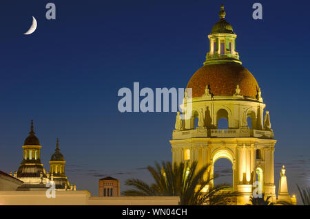 Main Tower Der Pasadena City Hall und Halbmond in der westlichen Himmel während der blauen Stunde. Stockfoto