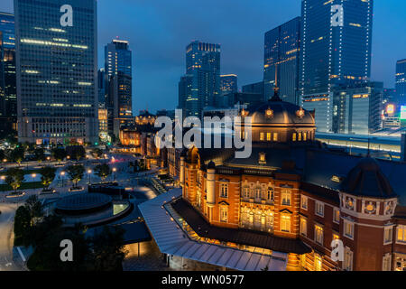 MARUNOUCHI, Tokio - September 1, 2019: Blick auf die Tokyo Station in Marunouchi während der blauen Stunde. Majestätischen Blick Querformat. Stockfoto