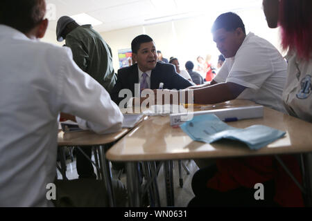 Bronx, New York, USA. 5. Sep 2019. New York City Bürgermeister Bill De Blasio, New York City School Chancellor Richard Carranza, zusammen mit New York State Assembly Mitglied Michael Blake und Michael Mulgrew, Präsident, United Lehrer Föderation und andere von der Abteilung Bildung besuchen Sie eine Algebra Klasse an der Bronx Bronx Führung Leadership Academy der Bronx Plan, konzentriert sich auf die Einstellung und Bindung von Lehrerinnen und Lehrern für die härtesten schulen Mitarbeiter und Steigern der Leistung im Stadtteil Bronx in New York City am 5. September 2019 zu markieren. Quelle: MPI 43/Media Punch/Alamy leben Nachrichten Stockfoto