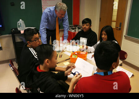 Queens, New York, USA. 5. Sep 2019. New York City Bürgermeister Bill De Blasio Besuche, die einen Besuch einer zweisprachigen Wissenschaft Klasse in Englisch und Spanisch unterrichtete an I.S. 5 im Stadtteil Queens in New York City am 5. September 2019. Quelle: MPI 43/Media Punch/Alamy leben Nachrichten Stockfoto