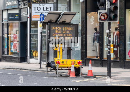 Ein temporäres Schild auf Renfield in Glasgow City Centre Beratung Kraftfahrer über einen neuen Bus Tor voran auf der Union Street an der Gordon Street Stockfoto