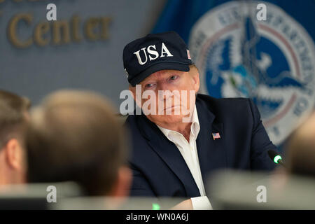 Us-Präsident Donald Trump an der Federal Emergency Management Agency (FEMA) für ein Briefing über Hurrikan Dorian am 1. September 2019. (USA) Stockfoto