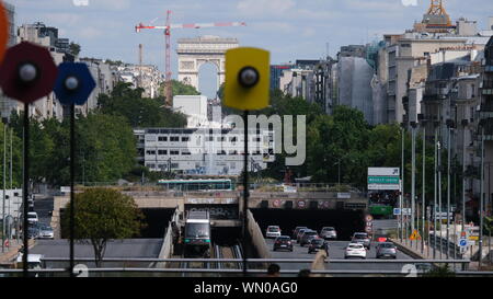 U-Bahn aus Tunnel mit Triumphbogen im Hintergrund Stockfoto