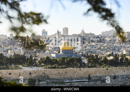 Ansicht von oben, atemberaubenden Blick auf die Skyline von Jerusalem mit der schönen Felsendom (Al-Aqsa Moschee). Bild vom Ölberg getroffen. Stockfoto