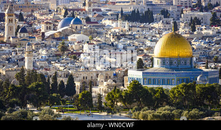 Ansicht von oben, atemberaubenden Blick auf die Skyline von Jerusalem mit der schönen Felsendom (Al-Aqsa Moschee). Bild vom Ölberg getroffen. Stockfoto