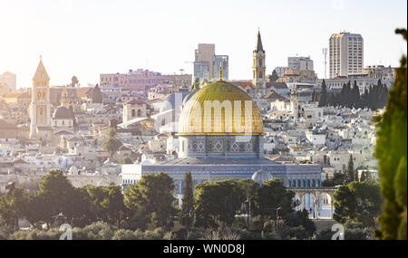 Ansicht von oben, atemberaubenden Blick auf die Skyline von Jerusalem mit der schönen Felsendom (Al-Aqsa Moschee). Bild vom Ölberg getroffen. Stockfoto