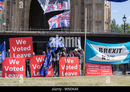 Westminster, London, Großbritannien. 5. September 2019. Brexit Banner lassen gegenüber dem Haus des Parlaments. No-Deal Brexit Kampf als Boris Johnson's Aussetzung des Parlaments für fünf Wochen in den Gerichten für ein zweites Mal herausgefordert. Die anti-deal Bill passiert zweite Lesung im Oberhaus. Die Regierung bereitet eine neue Abstimmung am kommenden Montag auf einem snap Wahl zu halten. Die oppositionen MPs wollen nicht zurück Wahl, bis die Regierung die Regeln keine-deal Brexit. Stockfoto