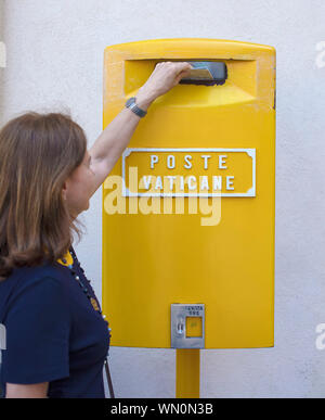 Postsendung eines Briefes in einem Postkasten im Vatikan Stockfoto