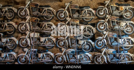 Polizeimotorräder der Franco-Ära als Installationskunst im Vostell Museum, Malpartida Extremadura, Spanien Stockfoto