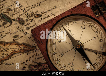 Antiker Kompass auf Karte Stockfoto