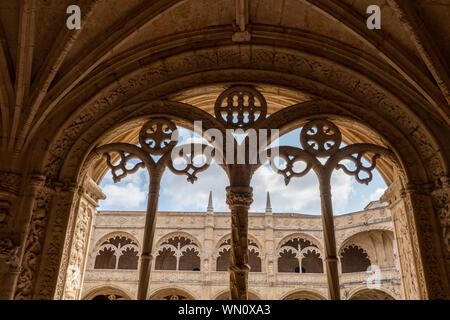 Im Inneren Kloster Jeronimos Kloster in Belem in der Nähe von Lissabon, Portugal. Stockfoto