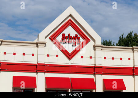 Urbana - ca. August 2019: Arby's Retail Fast Food Lage. Arby's betreibt über 3.300 Roastbeef und Fleisch Sandwich Restaurants II. Stockfoto
