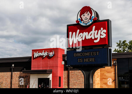Urbana - ca. August 2019: Wendy's Retail Lage. Wendy's ist eine Fast Food Kette III Stockfoto