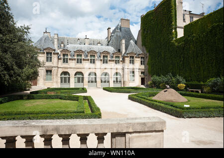 Das Hôtel de Sully in Paris ist ein Hôtel Particulier im Stil Louis XIII. 62, Rue Saint-Antoine, Orangerie Stockfoto