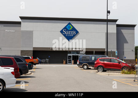 Champaign - ca. August 2019: Sam's Club Warehouse. Sam's Club ist eine Kette von Mitgliedschaft speichert nur im Besitz von Walmart IV Stockfoto