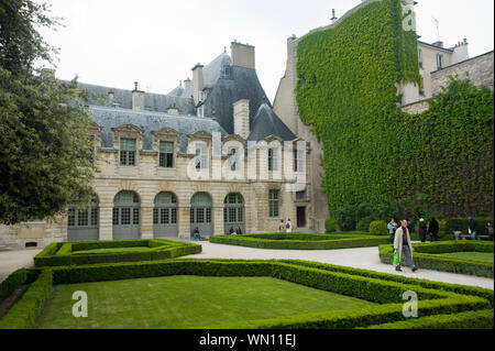 Das Hôtel de Sully in Paris ist ein Hôtel Particulier im Stil Louis XIII. 62, Rue Saint-Antoine, Orangerie Stockfoto