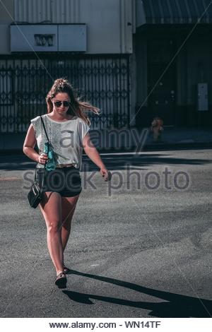Frau mit kurzen Rock auf einem Sofa sitzt Stockfoto, Bild: 56964732 - Alamy