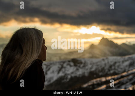 Reife Frau durch die Berge bei Sonnenuntergang in den Dolomiten, Italien Stockfoto