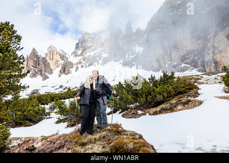 Paar Wandern auf Giau in Dolomiten, Italien Stockfoto