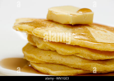 Stapel Pancakes mit Butter und Sirup Stockfoto