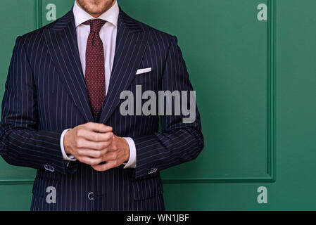 Mann mit Nadelstreifen Blazer mit gefleckten Krawatte Stockfoto