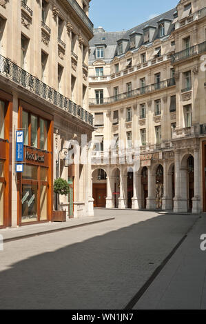 Paris, Rue & Place Edouard VII Stockfoto