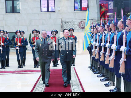 Moskau, Russland. 4. Sep 2019. Russische Verteidigungsminister Sergej Shoigu (L, Center) und Zhang Youxia (R, Mitte), Mitglied des Politbüros der Kommunistischen Partei Chinas (CPC) und stellvertretender Vorsitzender der Zentralen Militärkommission, prüfen die Ehrengarde in Moskau, Russland, an Sept. 4, 2019. Chinesische und Russische ranghohe Militärs haben sich darauf geeinigt, die militärische Zusammenarbeit zwischen den beiden Ländern zu stärken, um gemeinsam Frieden und Stabilität in der Welt gewährleisten. Credit: Li Xiaowei/Xinhua Stockfoto