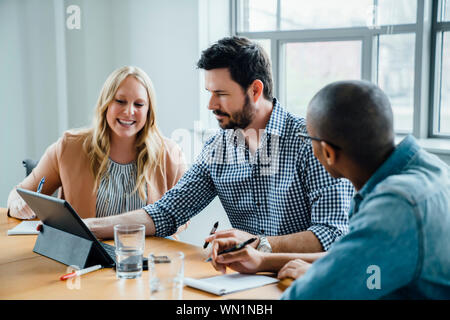 Mitarbeiter mit digitalen Tablette im Board Room Stockfoto