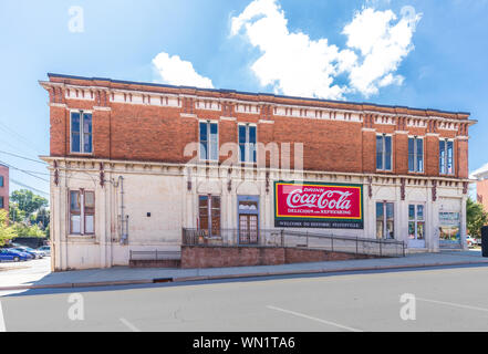 STATESVILLE, NC, USA-1 SEPTEMBER 2019: Ein altes Gebäude in der Innenstadt, mit Coca-cola ad und Schild "Willkommen in historischen Statesville'. Stockfoto