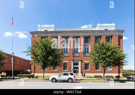 STATESVILLE, NC, USA-1 SEPTEMBER 2019: Äußere des Gebäudes als Statesville Post und Gerichtsgebäude, jetzt als bundesstellen sie gekennzeichnet. Stockfoto