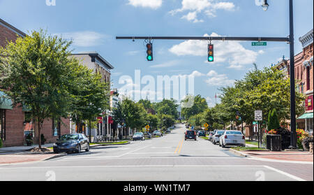 STATESVILLE, NC, USA-1 SEPTEMBER 2019: Ein Blick auf die Broad Street in der Innenstadt von Banff, an einem sonnigen Sommertag. Stockfoto