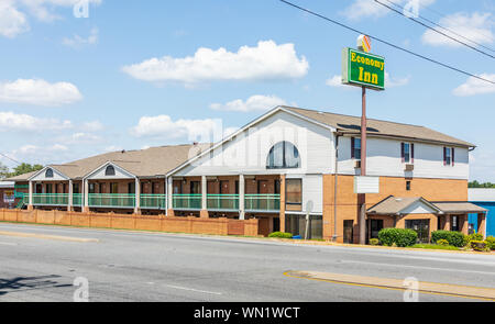 STATESVILLE, NC, USA-1 SEPTEMBER 2019: Ein Economy Inn Außen, mit Balkon, Türen zu Zimmer, Straße vor. Stockfoto