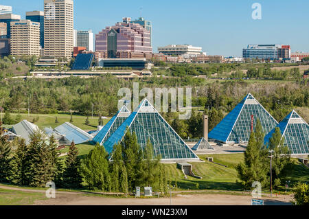 Sommer Blick auf ein modernes Gebäude (muttart Conservatory) und seine Reflexionen Edmonton Alberta Kanada Stockfoto