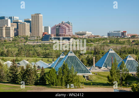 Sommer Blick auf ein modernes Gebäude (muttart Conservatory) und seine Reflexionen Edmonton Alberta Kanada Stockfoto