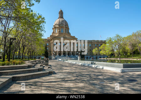 Die Außenfassade des Gebäudes in Edmonton Alberta Gesetzgebung. Foto an einem warmen Sommertag. Rechtlichen Gründen sichtbar. Stockfoto