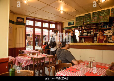 Butte-aux-Cailles ist der Name eines Hügels (franz. Butte) in Paris. Er Balatonfüred im 13. Arrondissement. Dieses mit der Place d'Italie gelegene frühere Stockfoto