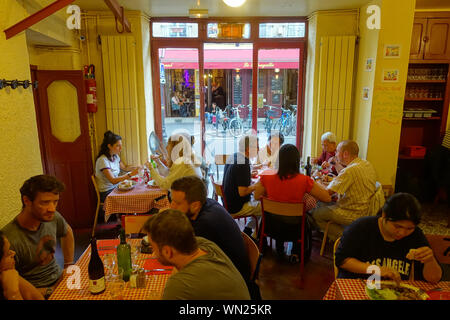 Butte-aux-Cailles ist der Name eines Hügels (franz. Butte) in Paris. Er Balatonfüred im 13. Arrondissement. Dieses mit der Place d'Italie gelegene frühere Stockfoto