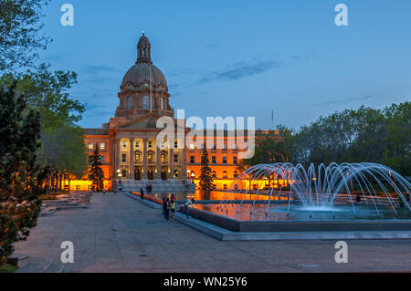 Die Alberta Gesetzgebung Gebäude in Edmonton in der Nacht. Die schöne gründet sind im Vordergrund sichtbar. Stockfoto