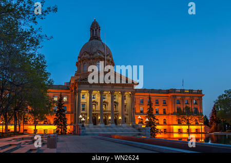 Die Alberta Gesetzgebung Gebäude in Edmonton in der Nacht. Die schöne gründet sind im Vordergrund sichtbar. Stockfoto