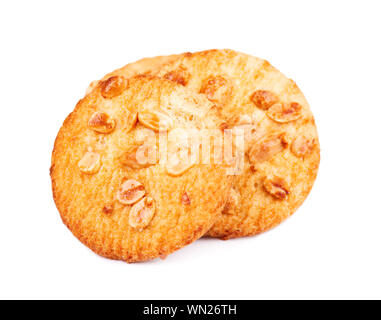 Cookies mit Erdnüssen auf weißem Hintergrund. Cookies mit mit Nüssen und Karamell. Kekse und ähnliches Kleingebäck, gesüßt. Sie hausgemachte Kuchen. Stockfoto