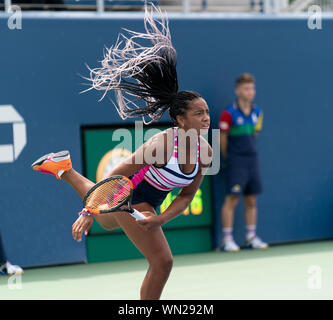 New York, Vereinigte Staaten. 05 Sep, 2019. Robin Montgomery (USA), die in Aktion während der juniorinnen Runde 3 bei US Open Championships gegen Katrina Scott (USA) am Billie Jean King National Tennis Center (Foto von Lew Radin/Pacific Press) Quelle: Pacific Press Agency/Alamy leben Nachrichten Stockfoto