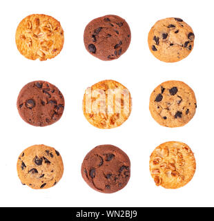 Setzen von Cookies mit Erdnüssen und doppelte Schokolade auf weißem Hintergrund. Kekse und ähnliches Kleingebäck, gesüßt. Sie hausgemachte Kuchen. Ansicht von oben. Stockfoto
