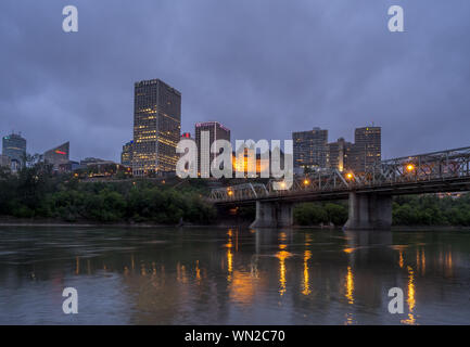 Panorama von Edmonton die Skyline in der Dämmerung am 20. Mai 2016 in Edmonton, Alberta. Die Saskatchewan River ist ein Fluss im Vordergrund und ein Verkehr Brücke ist auf Th Stockfoto